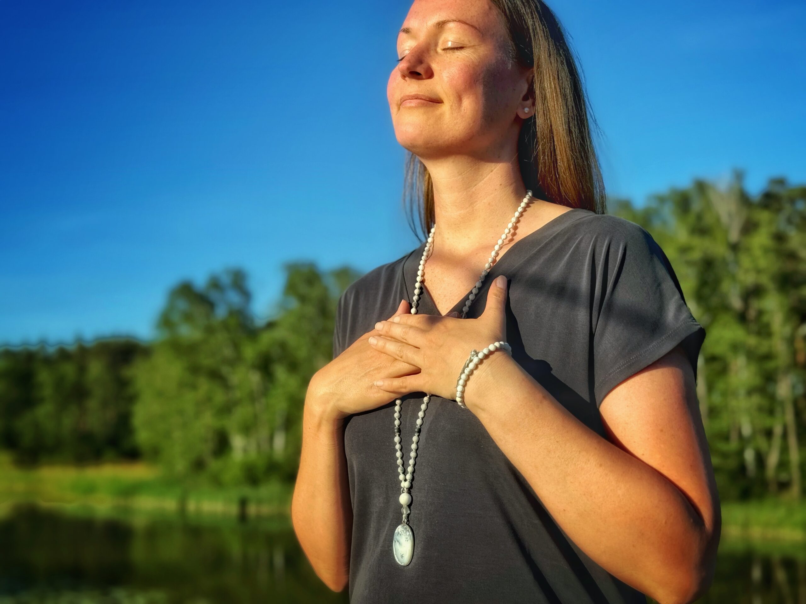Maria Böhme beim Atmen am Wasser