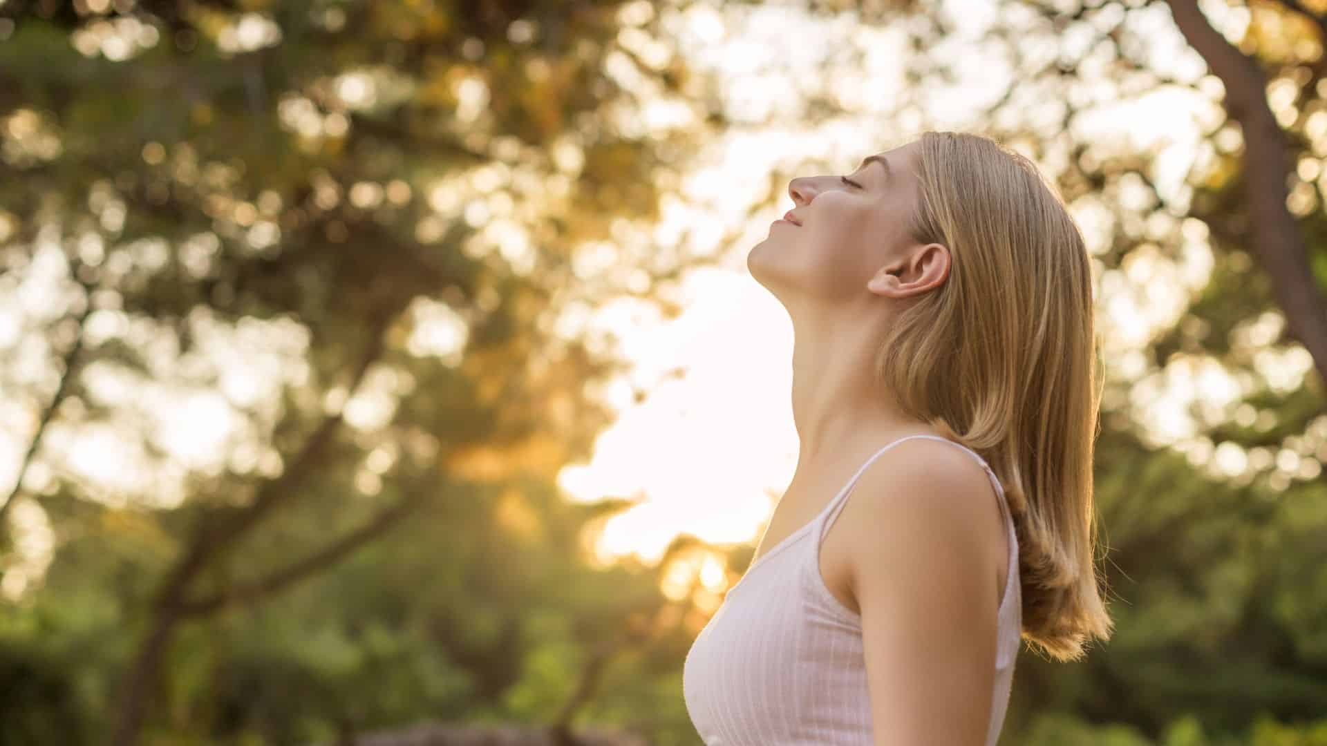 Ausgleich zur Bildschirm-Apnoe: bewusst atmen in der Natur beim Spazieren