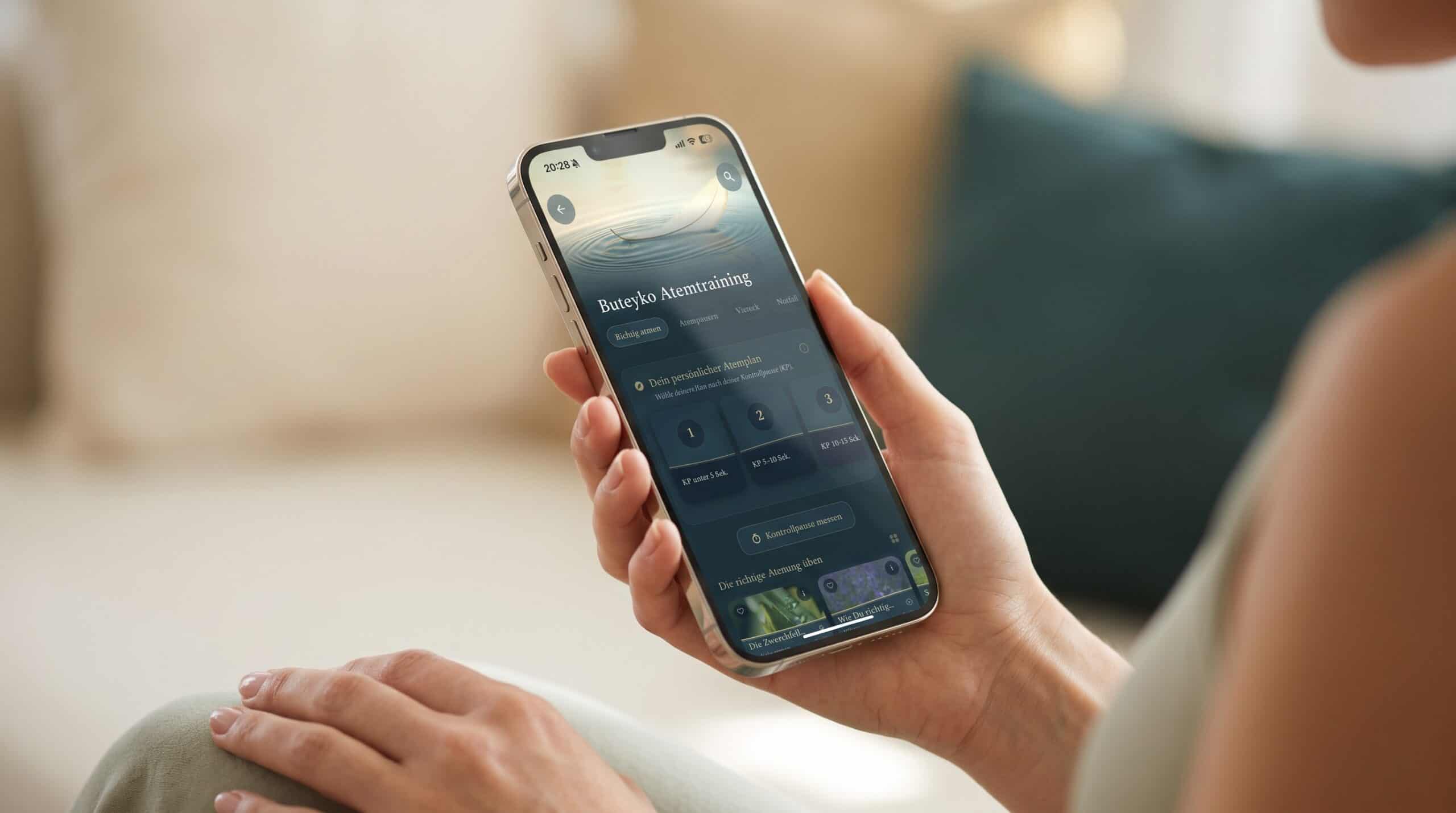 Eine Frau hält ihr Smartphone mit dem Buteyko-Atemtraining der AtemFlow Studio App in der Hand