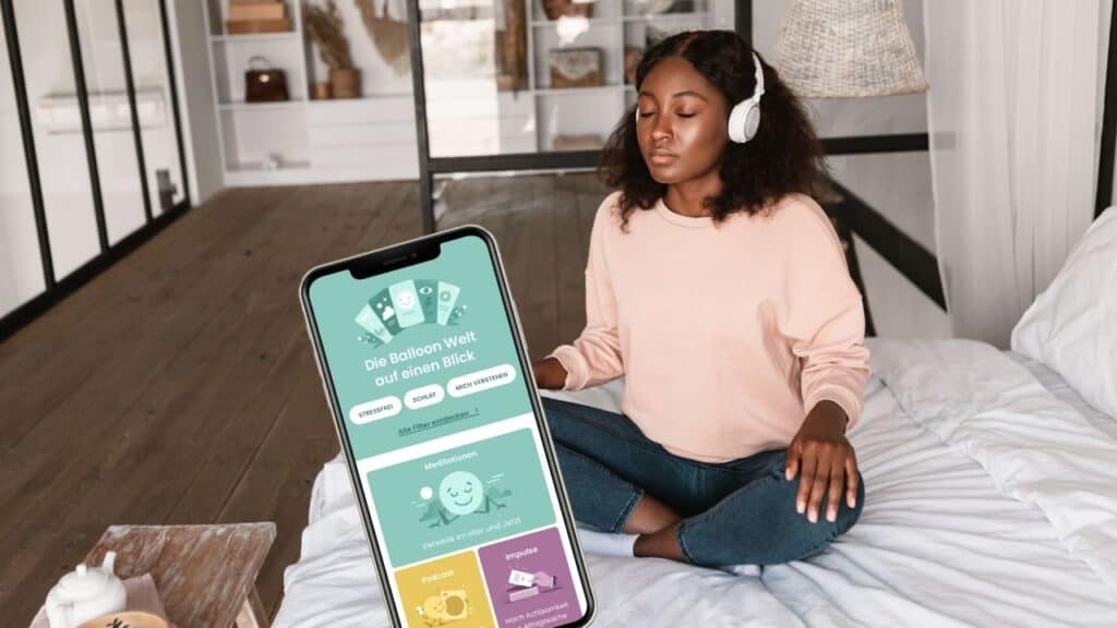 Frau atmet nach einer App sitzend auf dem Bett